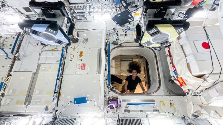 Sunita Williams observes a pair of Astrobee robotic free-flying assistants demonstrating autonomous docking manoeuvers inside the Kibo laboratory module at the ISS. Williams was inside Kibo's logistics module, which serves as a storage area that houses materials for experiments, maintenance tools, and crew supplies | Photo: NASA