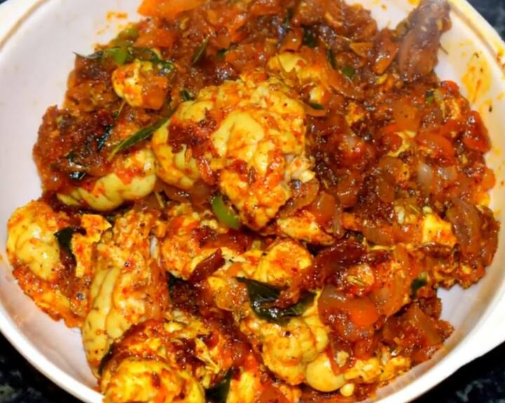 செய்முறை : ஒரு பாத்திரத்தில் தண்ணீர் ஊற்றி, கொதித்ததும் அதில் மட்டன் மூளை, மஞ்சள் தூள், உப்பு சேர்த்து 5 நிமிடம் வேகவைக்கவும். அதன் பிறகு மூளையில் உள்ள நரம்புகளை நீங்கி சின்ன துண்டுகளாக நறுக்கி எடுத்துக் கொள்ளவும்.