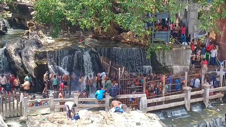 Dharmapuri news District administration allows tourists to bath in Hogenakkal - TNN 39 நாட்களுக்கு பிறகு ஒகேனக்கல் சுற்றுலா பயணிகளுக்கு ஹேப்பி நியூஸ்