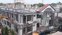 10 करोड़ का आलीशान बंगला, 3 कारें... छतरपुर पत्थरबाजी के आरोपी की कोठी पर चला बुलडोजर, देखें तस्वीरें