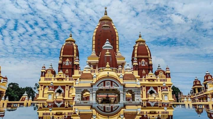 2. Birla Temple (Laxmi Narayan Temple): The iconic Laxmi Narayan Temple, commonly known as Birla Mandir, is another must-visit during Janmashtami. Located in the heart of Delhi, this temple is famous for its grandeur and the vibrant decorations that adorn it during the festival. The temple, dedicated to Lord Krishna and Goddess Laxmi, is beautifully illuminated with twinkling lights and adorned with stunning floral arrangements, creating a breathtaking sight. (Image Source: Twitter/ Civil Engineering Discoveries)