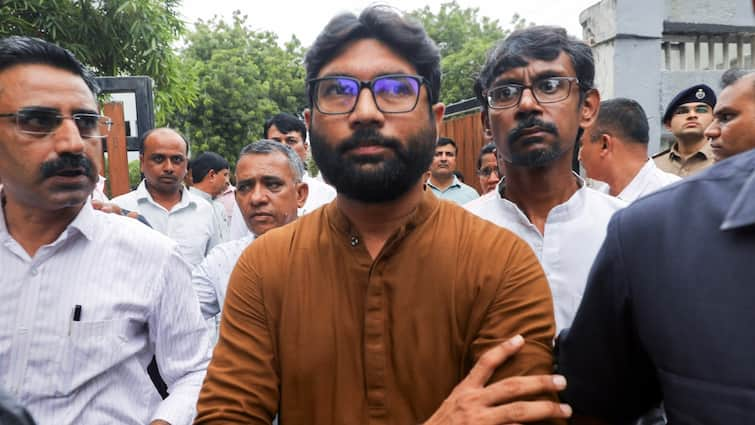 Jignesh Mevani Congress MLA Marshalled out of Gujarat Assembly Speaker Shankar Chaudhary गुजरात विधानसभा में हंगामा, कांग्रेस MLA जिग्नेश मेवाणी को इस वजह से सदन से निकाला बाहर