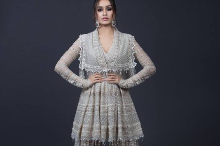 जन्माष्टमी के खास मौके पर अगर आप भी खूबसूरत दिखना चाहती हैं, तो श्रद्धा कपूर के यह ट्रेडीशनल आउटफिट ट्राई कर सकती हैं.