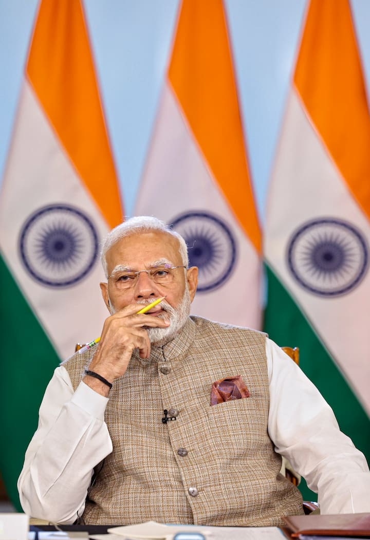 इंडिया टुडे ग्रुप के लिए सी-वोटर ने मूड ऑफ दि नेशन नाम का सर्वे किया है. पता चला कि अभी उन्हें 49% लोग पीएम के लिए पहली पसंद मानते हैं, जबकि फरवरी 2024 में उन्हें 54% लोग प्रधानमंत्री के लिए पहली चॉइस मानते थे. यानी पीएम मोदी की लोकप्रियता में लगभग छह महीने में पांच फीसदी की गिरावट आई है.