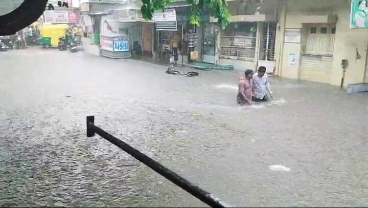 ગુજરાત થશે પાણી પાણી... કેમ કે, એક સાથે ત્રણ વરસાદી સિસ્ટમ સક્રિય થઈ છે. આ ત્રણેય સિસ્ટમના એકસાથે સક્રિય થવાથી રાજ્યભરમાં વ્યાપક વરસાદની આશા છે.