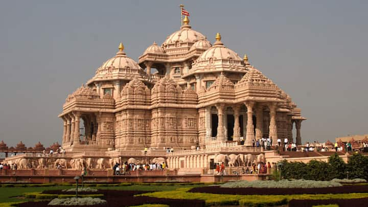 4. Swaminarayan Akshardham: Swaminarayan Akshardham is an awe-inspiring symbol of Indian culture and an architectural marvel that showcases over 10,000 years of India’s rich heritage. This temple epitomizes the architecture, traditions, and spiritual teachings of ancient India, making it an important site for Janmashtami celebrations. The grandeur and spiritual ambiance of the temple offers a profound experience for devotees and visitors alike, making it an excellent choice to celebrate the divine occasion of Lord Krishna’s birth. (Image Source: Twitter/ Harsh Madhusudan)