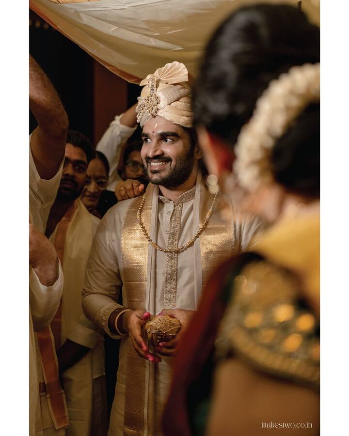 కర్నాటక కూర్గ్ లోని ఓ రిస్టార్టులో వీరి పెళ్లి వేడుక అట్టహాసంగా జరిగింది. తెలుగు సంప్రదాయం ప్రకారం ఇద్దరూ ఒక్కటయ్యారు.  Photo Credit: Kiran Abbavaram/Instagram