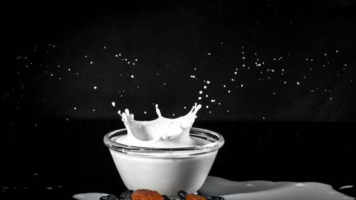 घरों में अक्सर लोग गाय और भैंस का दूध ही खरीदते हैं. लेकिन क्या आप जानते हैं कि किस जानवर का दूध सबसे अधिक फायदेमंद होता है. जिसमें प्रोटीन के साथ अन्य सभी पोषण तत्व पाए जाते हैं.