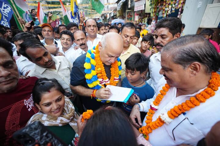 उन्होंने आरोप लगाते हुए कहा कि दिल्ली के काम रुकवाने के लिए बीजेपी एक के बाद एक साजिश कर रही है और इसी साजिश के तहत दिल्ली के लोगों के लिए पानी और सीवर की समस्या खड़ी कर रही है, लेकिन केजरीवाल के आने के बाद दिल्ली का कोई काम रोकने की इनकी हिम्मत नहीं होगी.
