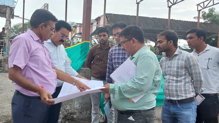 ratlam division DRM Rajneesh Kumar visits stations inspects development works of Amrit Bharat Station Scheme ann अमृत भारत स्टेशन योजना के विकास कार्यों को देखने निकले डीआरएम, दो जिलों के स्टेशन का निरीक्षण