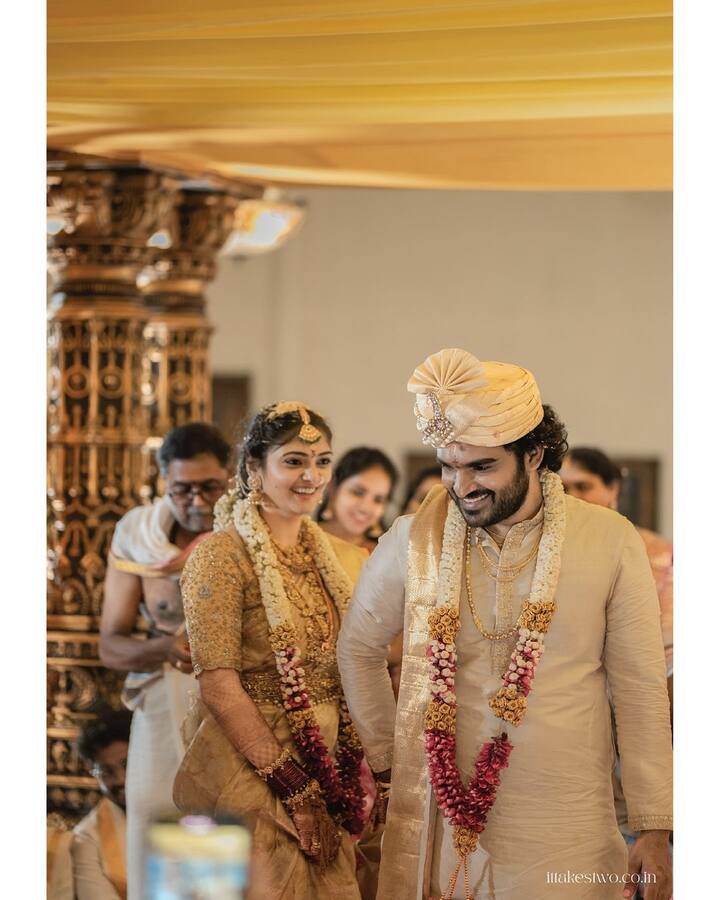 ప్రస్తుతం ఈ కొత్త జంట పెళ్లి ఫోటోలు సోషల్ మీడియాలో బాగా వైరల్ అవుతున్నాయి.Photo Credit: Kiran Abbavaram/Instagram