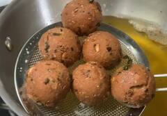 Prawn Kola Urundai : இறாலில் கோலா உருண்டையா? இது புதுசா இருக்கே!