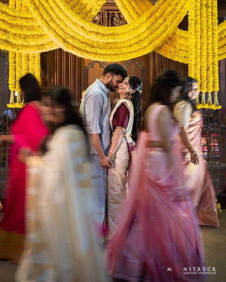 తమది ప్రేమ వివాహం అని మేఘా ఆకాష్ పేర్కొన్నారు. సోషల్ మీడియాలో 'నా కల నిజమైంది. 'Engaged to the love of my life' అని ఆవిడ చెప్పారు. అయితే, ఇంకా పెళ్లి తేదీ అనౌన్స్ చేయలేదు. (Image Courtesy: meghaakash / Instagram)