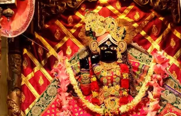 એક વખત એક ભક્તની લાગણીઓથી વશ થઇને બાંકે બિહારી જી તેમની પાછળ તેમના ઘરે જતા રહ્યા હતા. પૂજારીએ મંદિરમાં જોયું તો ત્યાં કોઈ મૂર્તિ નહોતી. ત્યારે પૂજારીની વારંવાર સમજાવટ પછી ભગવાન પાછા ફર્યા હતા. ત્યારબાદ દર 2 મિનિટે મૂર્તિની સામે એક પડદો નાખવામાં આવે છે.