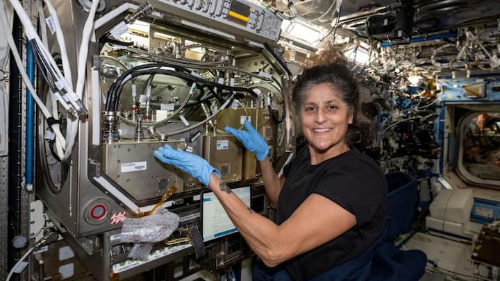Suni Williams installs the Packed Bed Reactor Experiment, experimental life support hardware, inside the Microgravity Science Glovebox located aboard the ISS's Destiny laboratory module | Photo: NASA