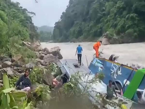 Nepal Bus Accident occurred when Indian passenger bus with 40 people onboard has plunged into the Marsyangdi river in Tanahun district नेपाल में बड़ा सड़क हादसा, 14 की मौत, भारतीय यात्री बस में कुल 40 थे सवार