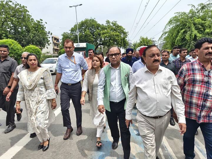 बता दें कि, इससे पहले 20 अगस्त को भी मेयर ने पश्चिमी क्षेत्र के जनकपुरी (दक्षिणी) वार्ड एवं महावीर एनक्लेव वार्ड का दौरा किया था. जहां भी गंदगियों एवं कूड़ों का अंबार देख कर मेयर ने अधिकारियों को फटकार लगाई थी और प्राईवेट एजेंसियों की जिम्मेदारी तय किये जाने की बात कही थी.