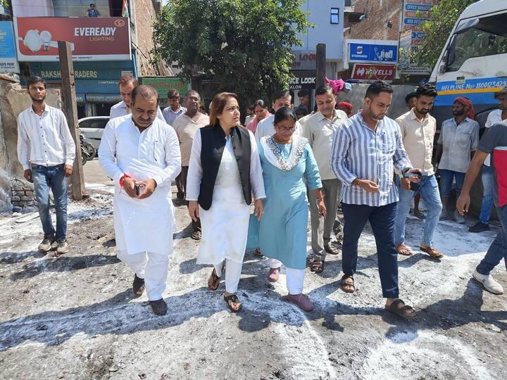 मेयर डॉ शैली ओबेरॉय ने कहा कि पश्चिमी जोन सबसे प्रभावित ज़ोन है और हर तरफ़ कूड़े का ढेर और गंदगी है. इस जोन में सफाई व्यवस्था को सुदृढ़ करने की अत्यंत आवश्यकता है. उन्होंने कहा कि उपायुक्त को भी निर्देश दिए गए हैं कि प्राइवेट एजेंसी पर सख्ती की जाए ताकि सफाई के मामले में कोई लापरवाही न हो