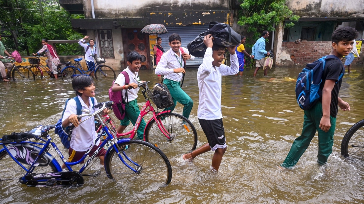 इंदौर में एक दिन में रिकॉर्ड बारिश! शनिवार को जिले की सभी निजी और सरकारी स्कूलों में छुट्टी की घोषणा