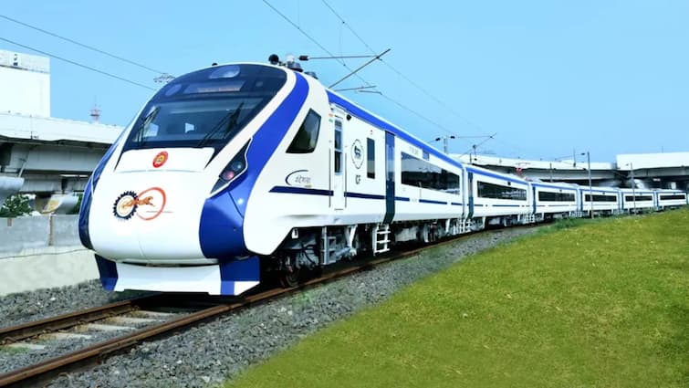 Eluru Is the new Station of the Vande Bharat super fast express train Vande Bharat: ఏలూరు ప్రాంతవాసులకు శుభవార్త-  నిమిషంపాటు ఆగనున్న వందేభారత్ రైలు