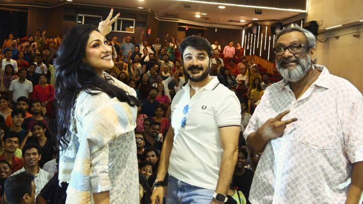 'অস্থির এক সামাজিক অবস্থায় মাতৃবিয়োগ! মাকে বাড়িতে রেখে প্রতিবাদ জমায়েতে যোগ দিয়ে এসেছিলাম আমি, চূর্ণী ও উজান। তারপর ফিরে এসে শেষযাত্রার প্রস্তুতি হয়েছিল সেদিন। বারবার মা বলতেন, 'আমার যদি কিছু হয়ে যায় এরমধ্যে, কাজ ছেড়ে কিন্তু আসবি না'!'