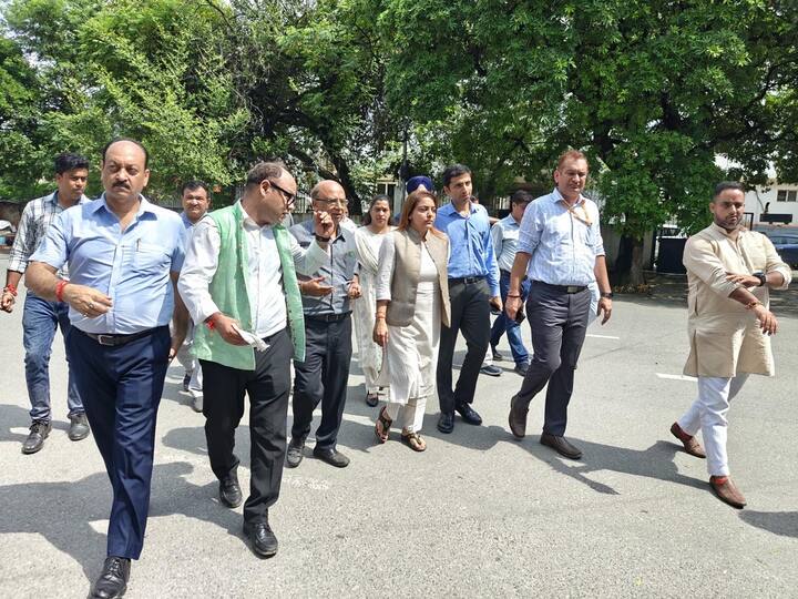 इस दौरान उनके साथ उपायुक्त संदीप कुमार, क्षेत्रीय पार्षद सुरेंद्र कौशिक एवं पार्षद कृष्णा देवी राघव एवं निगम के अन्य अधिकारी भी मौजूद रहे. मेयर ने मोहन गार्डन वार्ड एवं बिंदापुर वार्ड का दौरा कर सफाई व्यवस्था का निरीक्षण किया.