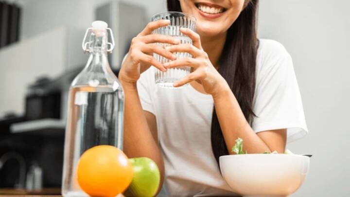 पाणी ही मानवी जीवनाची इतके महत्त्वाचे आहे की त्याशिवाय मानवी जीवनाची कल्पना करणे कठीण आहे. माणूस प्रत्येक गोष्टीशिवाय जगू शकतो पण कदाचित पाण्याशिवाय जगणे माणसाला अशक्य आहे. पाणी जितके महत्त्वाचे आहे तितकेच त्याच्याशी निगडीत अनेक गैरसमज आहेत. उदाहरणार्थ, उभे असताना पाणी पिऊ नये, अन्नासह पाणी पिऊ नये, इ. यातील एक गैरसमज म्हणजे जेवल्यानंतर लगेच पाणी प्यावे की जेवणाबरोबर प्यावे की नाही?