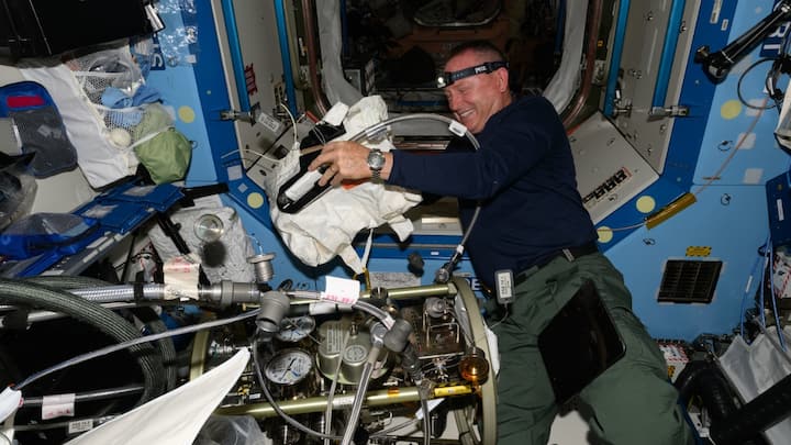 NASA astronaut Butch Wilmore works on the Fluid Systems Servicer which drains, purges, and circulates fluids on systems aboard the ISS | Photo: NASA