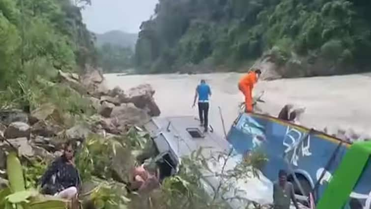 Major road accident in Nepal, Indian passenger bus carrying 40 people fell into the river, many people feared dead Nepal Road Accident: நேபாளத்தில் பேருந்து ஆற்றில் கவிழ்ந்து விபத்து - 14 இந்தியர்கள் உயிரிழப்பு!