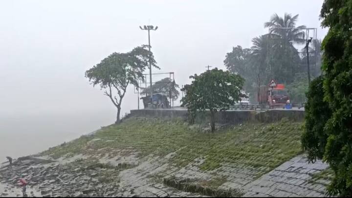 বৃষ্টির পাশাপাশি সুন্দরবনের উপকূলে ঘন্টায় ৪০ থেকে ৫০ কিমি বেগে ঝোড়ো বাতাস বইতে পারে।