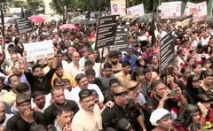 भर पावसात उद्धव ठाकरेंकडून काळ्या फिती बांधून आंदोलन, शिवसेना भवनाबाहेर बदलापूर घटनेचा निषेध!