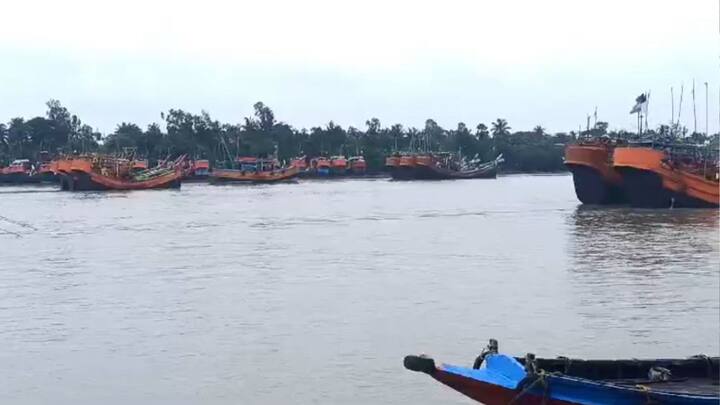 নিম্নচাপ ও ঘূর্ণাবর্তের জোড়া ফলায় টানা বৃষ্টিতে বিপর্যস্ত দক্ষিণ ২৪ পরগনা।