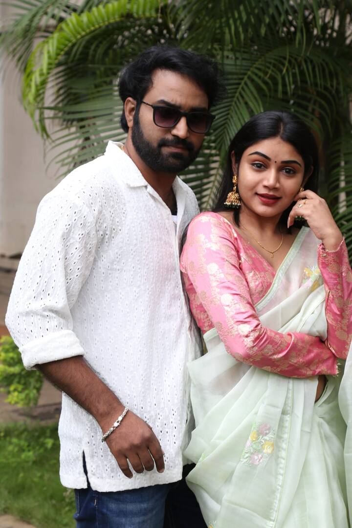 'సీతారాం సిత్రాలు' సినిమాలో లక్ష్మణ మూర్తి రతన, భ్రమరాంబిక తూటిక ప్రధాన పాత్రల్లో నటించారు. రైజింగ్ హాండ్స్ ప్రొడక్షన్స్ పతాకంపై పి. పార్థసారథి, డి. నాగేంద్ర రెడ్డి, కృష్ణ చంద్ర విజయబట్టు సంయుక్తంగా నిర్మించారు. డి. నాగ శశిధర్ రెడ్డి దర్శకత్వం వహించారు.