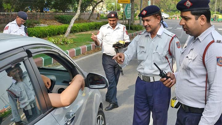 ट्रैफिक को सही से चलाने के लिए सड़कों पर ट्रैफिक पुलिस होती है, ट्रैफिक लाइट्स होती हैं. लेकिन कई बार शहरों में बहुत ट्रैफिक लग जाता है.