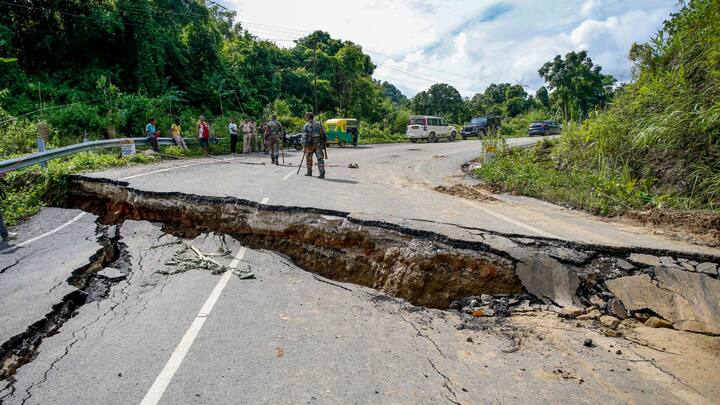 শুক্রবার সামান্য উন্নতি দেখা গেলেও, শহর থেকে গ্রাম, যেদিকে চোখ যায়, এখনও জলমগ্ন হয়ে রয়েছে গোটা রাজ্য। যোগাযোগ ব্যবস্থা বিচ্ছিন্ন হয়ে গিয়েছে বিস্তীর্ণ এলাকার সঙ্গে।