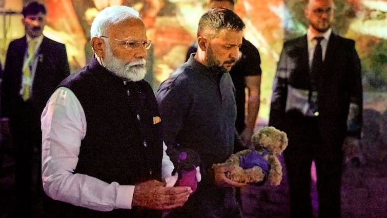 PM Narendra Modi Ukraine Visit Mahatma Gandhi statue Kyiv SPG bullet resistant shields PM Narendra Modi in Ukraine: कीव में बापू के स्टैच्यू के पास PM मोदी की सुरक्षा में हो सकती थी बड़ी चूक! जानें, फिर SPG ने क्या किया