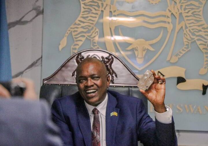 सध्या सगळीकडे बोत्सवाना येथे सापडलेल्या एका हिऱ्याची जगभरात चर्चा चालू आहे.