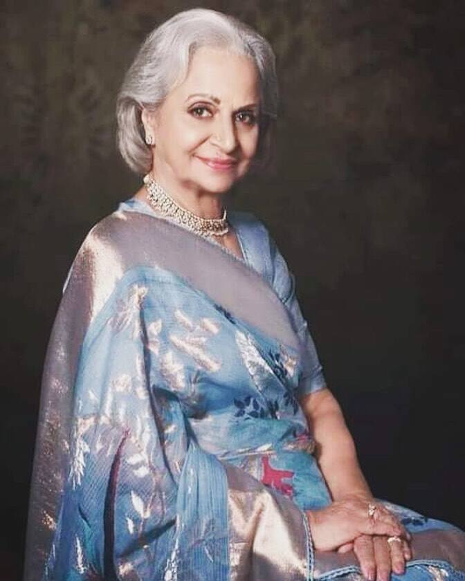 इसकी खबर वहीदा को लगी तो वो भी उनका हाल जानने के लिए अस्पताल पहुंच गईं थीं. सुनील दत्त को आईसीयू में रखा गया था तो वहीदा ने अंदर जाने की परमिशन ली और उनसे मिलने पहुंच गईं.