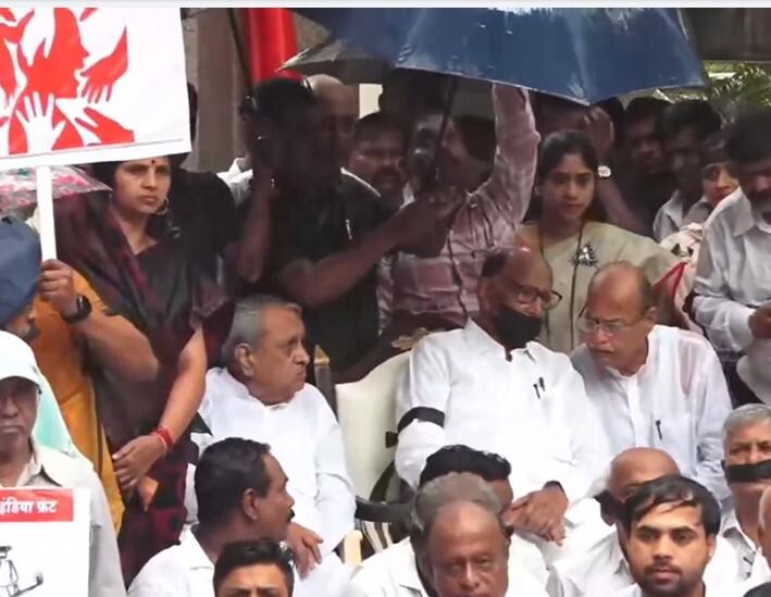 या आंदोलनादरम्यान पुण्यात पावासाला सुरुवात झाली. पण पावसाला न जुमानता राष्ट्रवादी (शरद पवार गट), काँग्रेस, शिवसेना (उद्धव ठाकरे गट) पक्षाचे नेते आणि कार्यकर्ते आंदोलनस्थळी बसले होते.