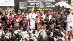 भर पावसात उद्धव ठाकरेंकडून काळ्या फिती बांधून आंदोलन, शिवसेना भवनाबाहेर बदलापूर घटनेचा निषेध!