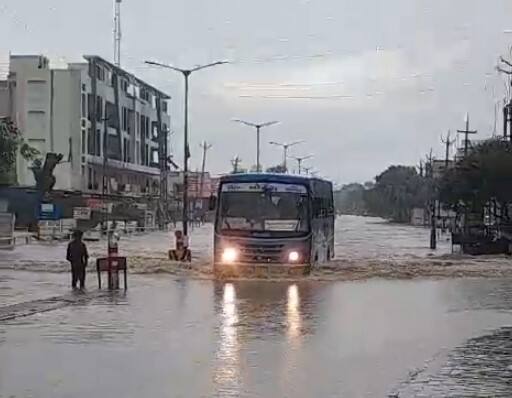 શહેરના બોમ્બે સોસાયટીમાં ગોઠણસમા પાણી ભરાતા બજારો સજ્જડ બંધ થઇ ગઇ છે. દુકાનો અને રહેણાંક ઘરોમાં  વરસાદી પાણી ફરી વળતા ઘરની ઘરવખરી અને માલને નુકસાન થયું છે.