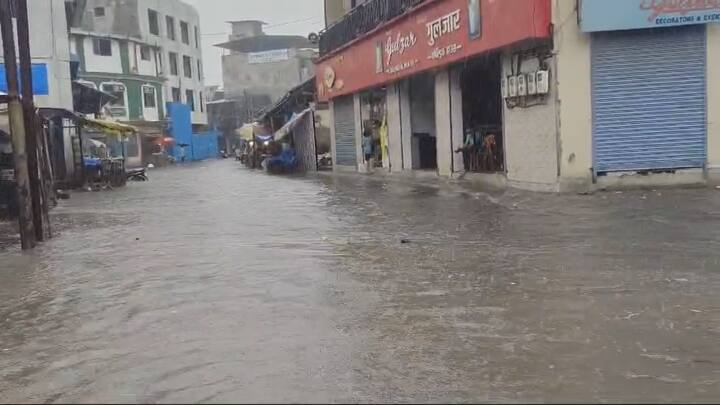तर भाजी मार्केट, तीन बत्ती परीसरात गुडघाभर पाणी साचले होते.
