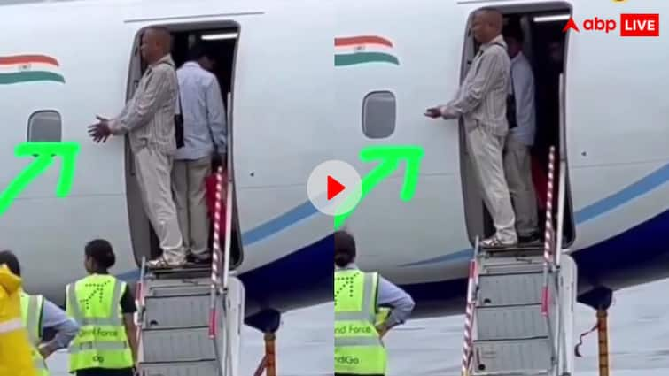 Man ate Khaini while standing at the door of the plane video goes viral प्लेन के दरवाजे पर खैनी रगड़ते दिखा शख्स, यूजर्स बोले, खा तो लिया अब थूकोगे कहां चाचा?