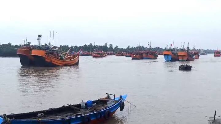 রাতভর বৃষ্টি হয়েছে জেলাজুড়ে। সকাল থেকে দফায় দফায় টানা বৃষ্টি চলছে জেলায়।