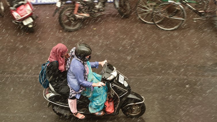 Punjab Weather Update Rain Alert in these Districts Know all Details Punjab Weather Update: ਪੰਜਾਬ ਦੇ 3 ਜ਼ਿਲ੍ਹਿਆਂ 'ਚ ਭਾਰੀ ਮੀਂਹ ਦਾ Alert, ਜਾਣੋ ਅਗਲੇ ਦਿਨਾਂ 'ਚ ਮੌਸਮ ਦਾ ਹਾਲ