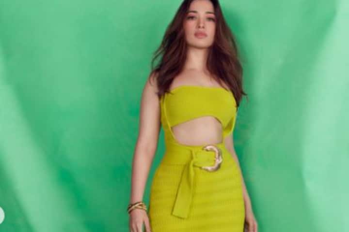 ग्रीन कलर का ये तमन्ना भाटिया का आउटफिट पहन कर आप किसी हसीना से कम नहीं लगेगी. यह आउटफिट आपके लुक को शानदार बना देगा.