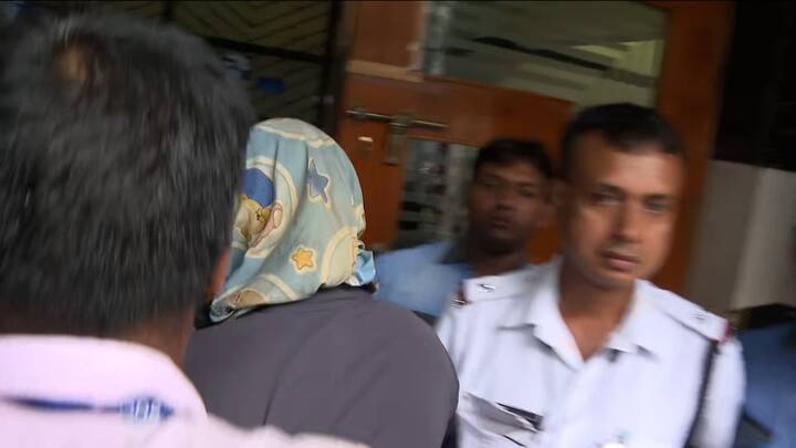 এরপরই সে চলে যায় চারতলার সেমিনার হলে। সেখানে তখন গভীর ঘুমে আচ্ছন্ন ছিলেন মহিলা চিকিৎসক। সেইসময় তাঁর ওপর ঝাঁপিয়ে পড়ে সঞ্জয়।