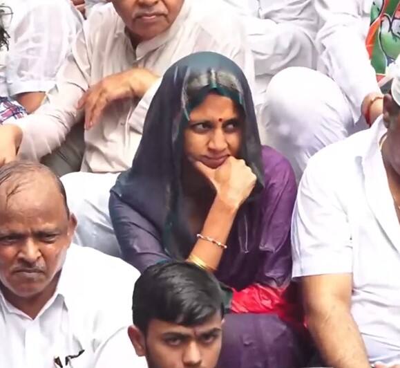 या आंदोलनादरम्यान पुण्यात पावासाला सुरुवात झाली. पण पावसाला न जुमानता राष्ट्रवादी (शरद पवार गट), काँग्रेस, शिवसेना (उद्धव ठाकरे गट) पक्षाचे नेते आणि कार्यकर्ते आंदोलनस्थळी बसले होते.