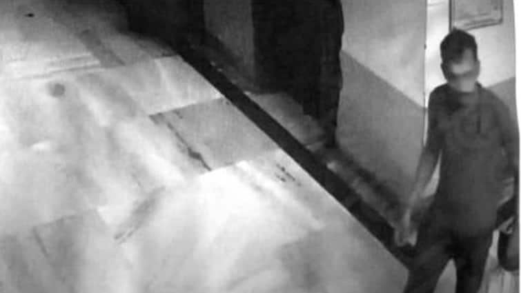 On CCTV Kolkata Murder Accused With Earphones Spotted At Crime Scene Kolkata: కోల్‌కతా కేసులో సంచలనంగా ఆ సీసీ ఫుటేజ్‌,సెమినార్‌ రూమ్‌లోకి వెళ్లిన నిందితుడు