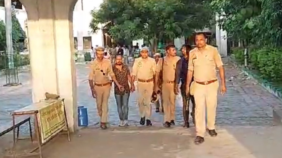 यूपी पुलिस भर्ती परीक्षा के दूसरे दिन पकड़ा गया मुन्ना भाई, दूसरे की जगह दे रहा था एग्जाम